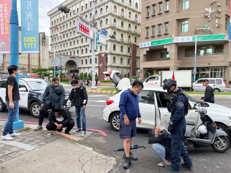 ▲新北市檢警歷經數月調查蒐證，去年10月間，持搜索票及拘票掃蕩竹聯幫弘仁會等幫派據點，共逮捕10人到案，並起獲第三級毒品愷他命、空氣槍、大批棒球棒、電擊棒、信號彈等證物。（圖／翻攝畫面）