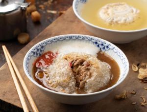 阿三肉圓的招牌肉圓每顆賣55元,網友轟太貴的110元其實是包有整顆干貝的大顆肉圓。(圖/翻攝自阿三肉圓FB) ▲阿三肉圓的招牌肉圓每顆賣55元,網友轟太貴的110元其實是包有整顆干貝的大顆肉圓。(圖/翻攝自阿三肉圓臉書)
