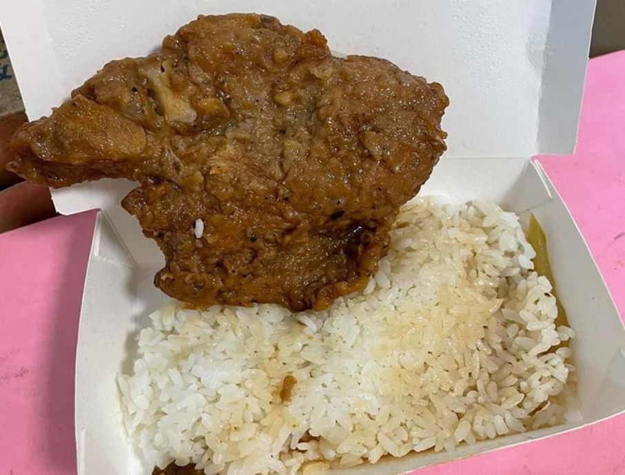 ▲有女客人在士林一間便當店購入80元排骨飯，一打開卻讓她決定到店家Google給予2星負評。（圖／《爆怨公社》）