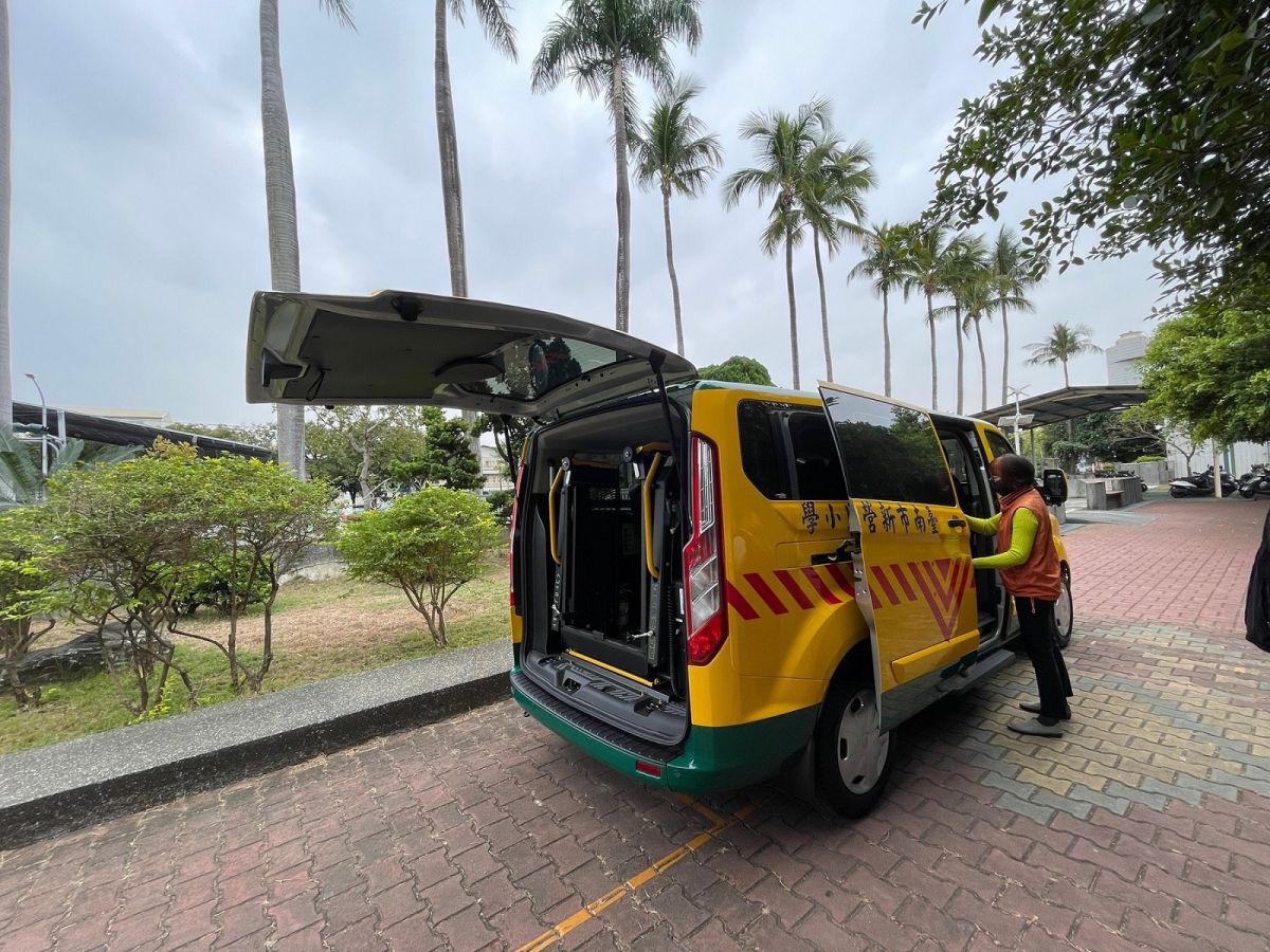 ▲國教署每年編列預算，依「學生交通車管理辦法」規定使用年限，補助各縣市所轄學校汰舊換新及新購包含附升降設備的大型、中型身心障礙學生交通車。（圖／國教署提供）