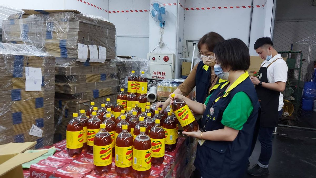 ▲衛生局稽查人員除了確認生產線確實暫停生產外，也到各大賣場查核有疑慮產品確實下架。（圖／桃園市衛生局提供）