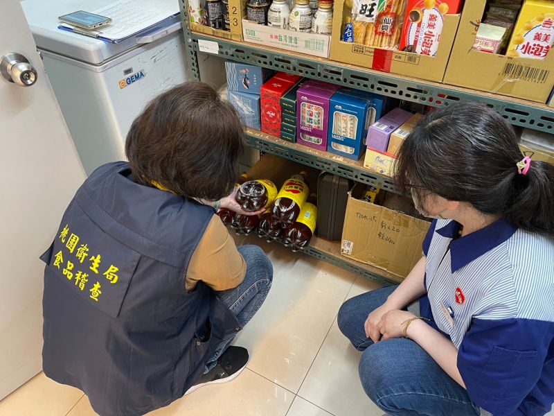 ▲衛生局稽查人員到店家查核有疑慮產品下架。(圖/桃園市衛生局提供)