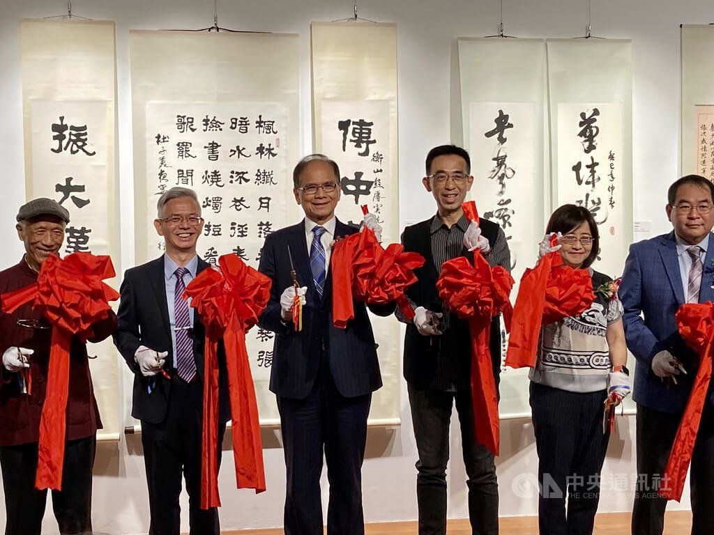 ▲立法院長游錫堃（左3）、台北市副市長林奕華（右2）等人23日上午到國父紀念館，出席「中華書道學會癸卯年名家邀請暨會員聯展」開幕式。中央社記者陳俊華攝 112年4月23日