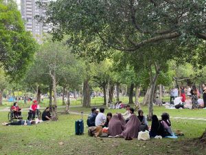 ▲印尼穆斯林朋友們在地上鋪上草墊享受野餐的樂趣。（圖／記者攝於2023.04.23）
