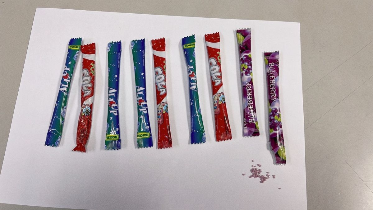 ▲網傳高雄小港區社教館外昨天有不名人士發送糖果包並指糖果裡有玻璃渣，還有人因此送醫等內容。（圖／高市警局小港分提供）