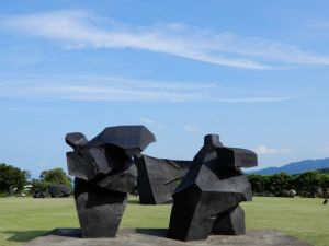 台灣國寶朱銘逝世!回顧70年創作不懈 「太極、人間」享譽國際 ▲來自於太極拳的「對招」動作,是朱銘《太極系列》相當經典的作品。(圖/翻攝自朱銘美術館官網)