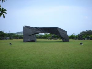 台灣國寶朱銘逝世!回顧70年創作不懈 「太極、人間」享譽國際 ▲《太極系列─拱門》為《太極系列》的完結。(圖/翻攝自朱銘美術館官網)