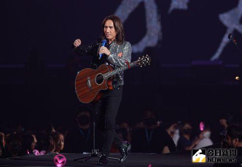 ▲動力火車《都是因為愛》台北小巨蛋演唱會，顏志琳與粉絲開心互動。（圖／記者葉政勳攝 , 2023.04.23）