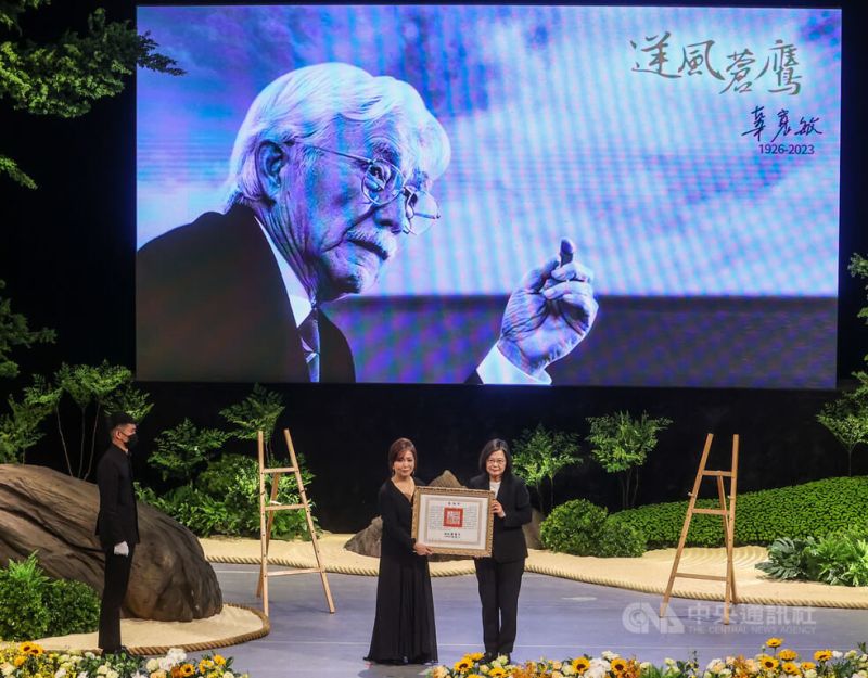 ▲台灣制憲基金會23日下午在台北福華國際文教會館卓越堂舉行「逆風蒼鷹 辜寬敏」追思紀念會，總統蔡英文（右）出席頒發褒揚令。中央社記者鄭清元攝 112年4月23日