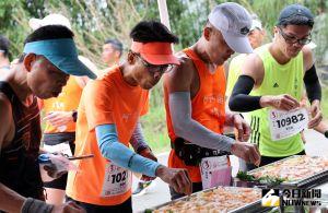 ▲4117中央公園馬拉松今日開跑，超澎派「食補」吸引賽道上的跑者停下腳步充電。（圖／記者金武鳳攝，2023.4.23)