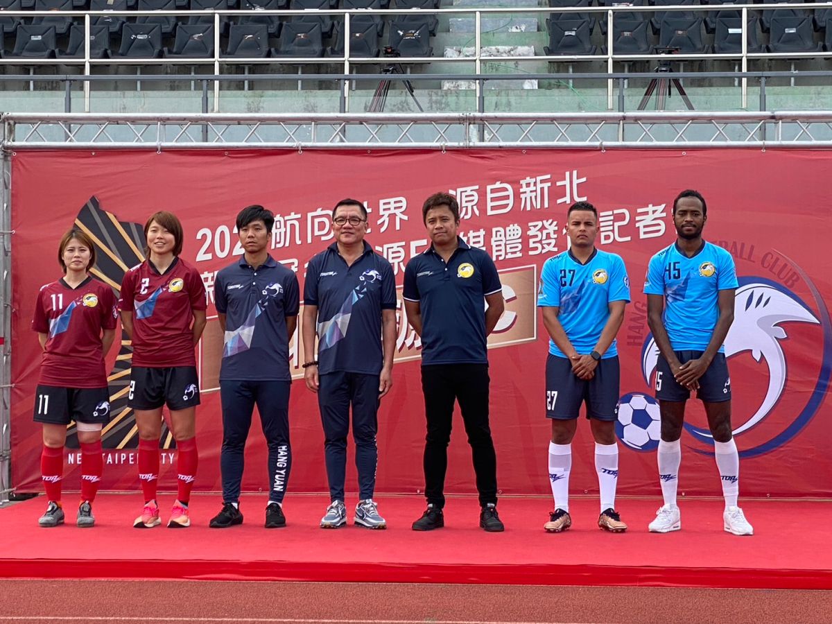 ▲新北航源FC足球隊2023全新賽季加入4名外籍球員，男足右一：印尼籍UsmanDiarra Aidil，右二：瓜地馬拉籍Gera羅獅誠。女足左一：田中美和Miwa，左二：玉村如捺 Yukina。官方提供