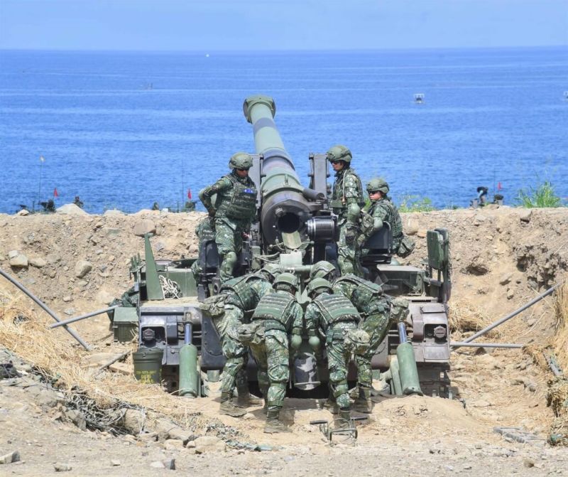 ▲圖為2019年國軍「聯合灘岸殲敵作戰」訓練，由9名女性官兵組成的女砲班執行M110A2自走砲實彈射擊。（中央社檔案照片）