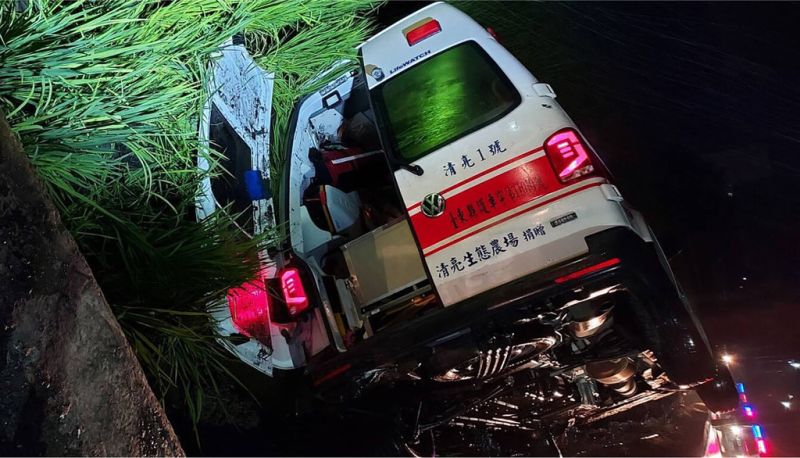 ▲台東縣消防局關山消防分隊一輛救護車23日晚間執行救護任務，行經關山鎮時不明原因栽入田中，事故原因仍有待警方調查釐清。（民眾提供）中央社記者李先鳳傳真 112年4月23日