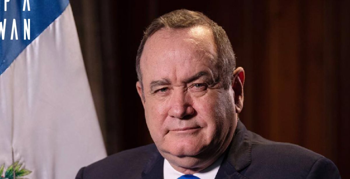 ▲今（24）日，瓜地馬拉共和國總統賈麥岱（Alejandro Eduardo Giammattei Falla），受我國邀請來台訪問，於清晨5點24分搭機抵台，外交部長吳釗燮在國賓室登機門迎接。（圖／翻攝外交部臉書） 