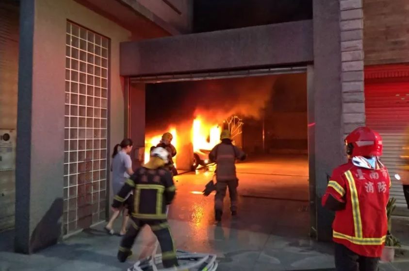 ▲24日清晨5點多，台南市北區文賢路巷弄內、一處透天民宅發生火警。（圖／翻攝畫面） 