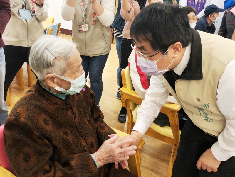 ▲台南市長黃偉哲宣布，七月起在排富條件下，推動「老人健保補助」。（圖／NOWnews資料照）