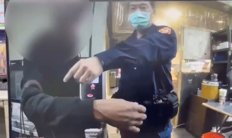 ▲警方掌握楊男行蹤後，於2小時內循線查獲楊男到案，並起獲被害人包包等相關贓物。（圖／翻攝畫面） 