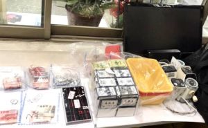 ▲警方於現場逮捕黃姓莊家，以及載客司機及賭客共25人等，並查扣天九牌、骰子、撲克牌，及賭資4.8萬多元。（圖／翻攝畫面） 