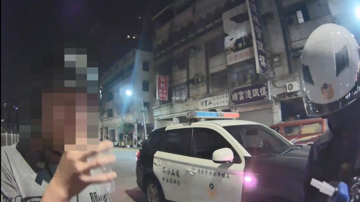 ▲劉男因未戴安全帽遭警攔查，經酒測超標，劉男表示，剛剛有吃老婆煮的薑母鴨，經確認酒測值超標後，依公共危險案罪送辦並在開罰未戴安全帽500元。(圖／記者郭凱杰翻攝)