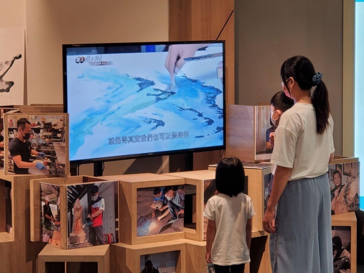▲台中市職人傳承新秀選拔活動，優勝作品公開展示，吸引民眾佇足觀賞。（圖／勞工局提供）