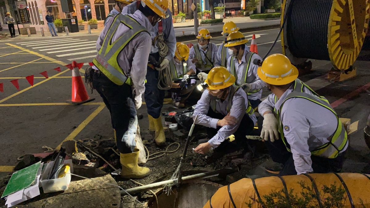 ▲高雄巨蛋商圈無預警停電，經台電漏夜搶修，在今日凌晨02時21分全數復電。（圖／台電高雄區處提供）