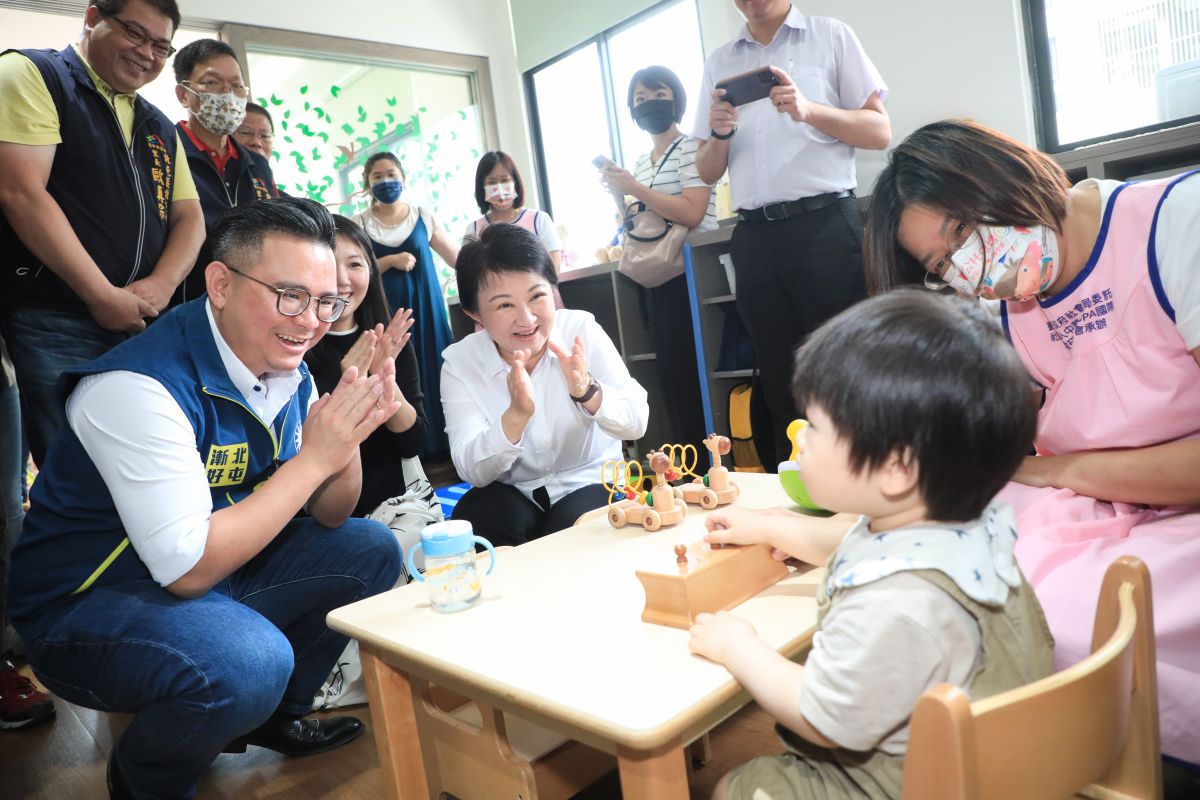 ▲黃健豪今參與北屯舊社托嬰中心開幕記者會，與市長盧秀燕一同亮相。（圖／台中市政府提供，2023.04.24）