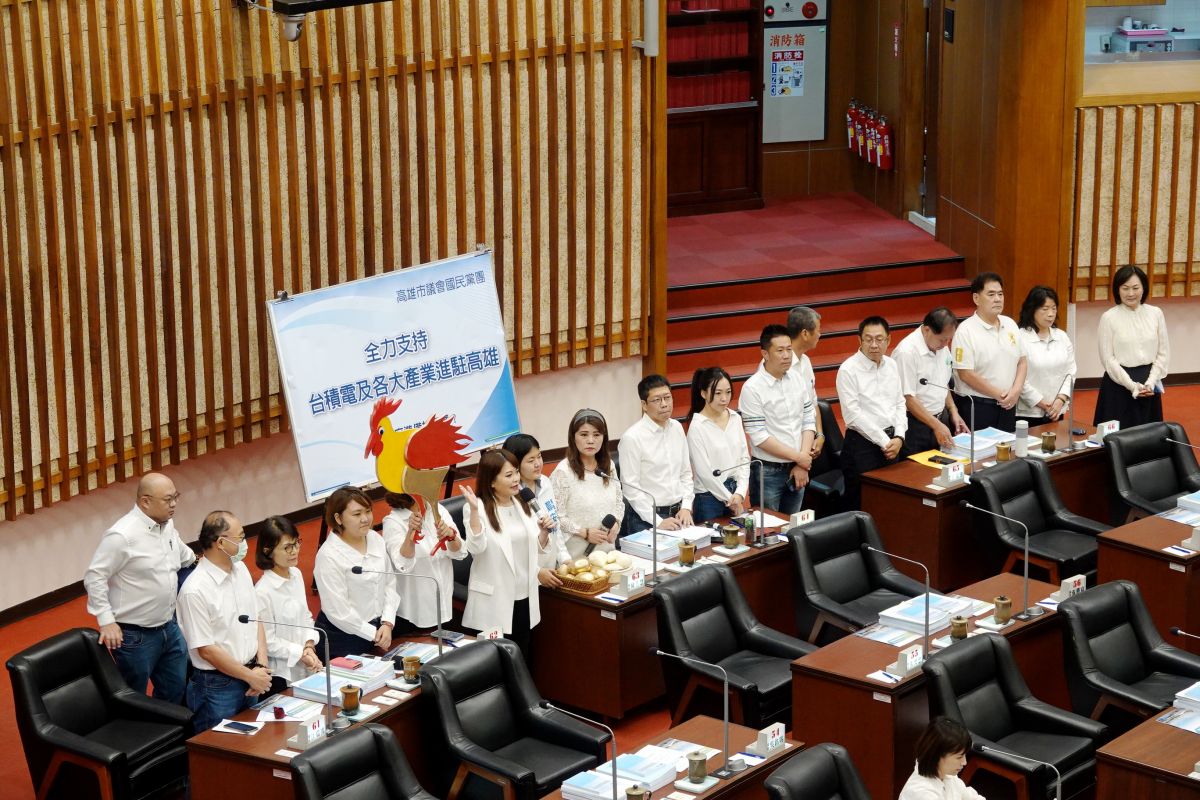 ▲高雄市議會今天進行市長施政報告和質詢，國民黨團送上「金雞母」、金雞蛋與誠實豆沙包，要市府誠實回應台積電高雄廠設廠期程和水電問題。（圖／高雄市議會提供）