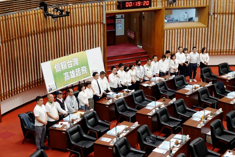 ▲民進黨團質詢時大酸國民黨準備一隻公雞,如何生金雞蛋?。(圖/高雄市議會提供)