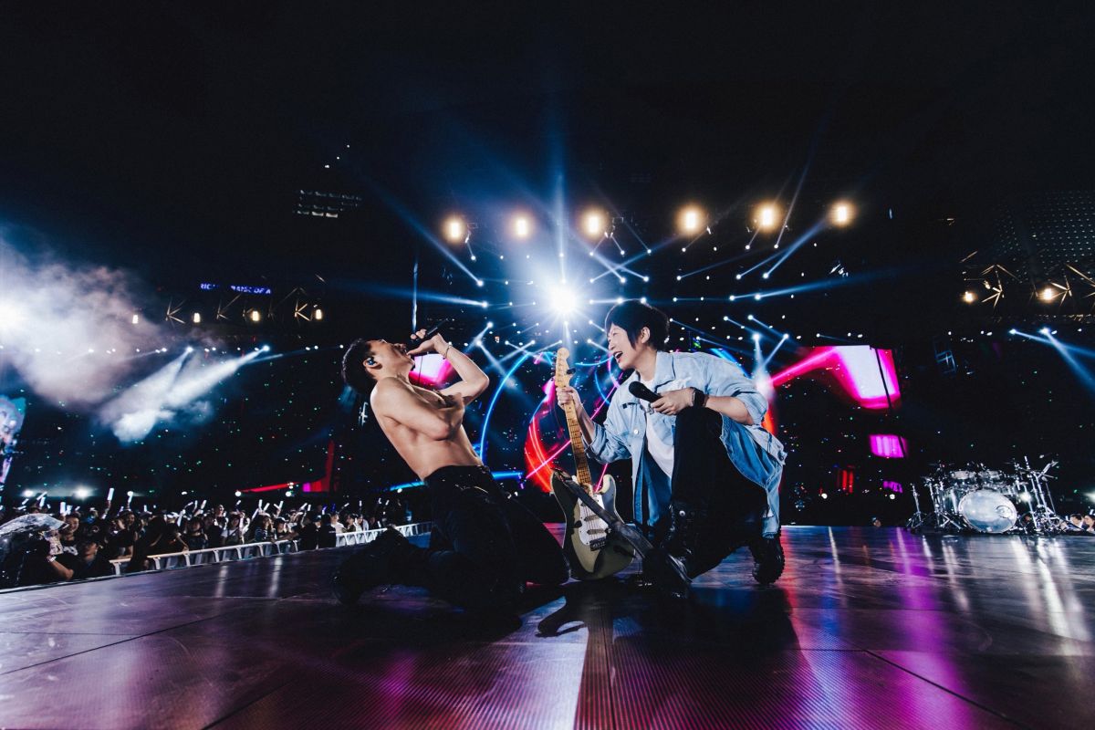 ▲石頭（左）在五月天香港演唱會最終場嗨到脫衣，秀出結實身材。（圖／相信音樂提供）