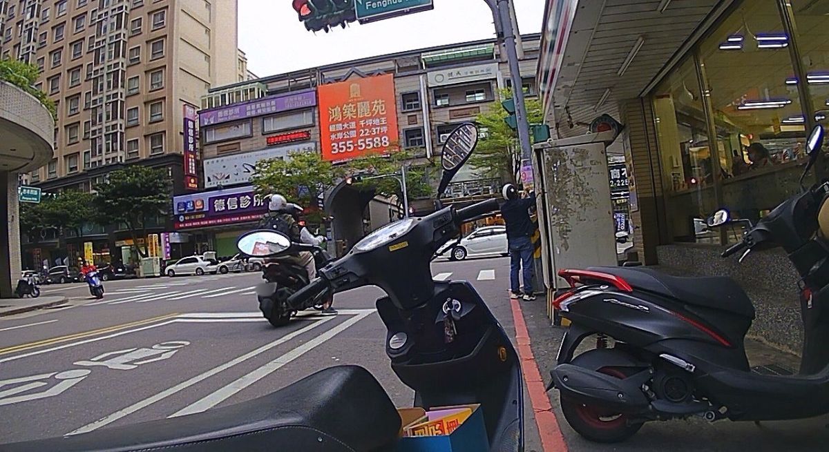 ▲環保局科技執法在蘆竹市區也拍到機車騎士在電線杆上違規張貼廣告物，依違反廢棄物清理法第27條規定告發，最高可處新臺幣6,000元罰鍰。（圖／桃園市環保局提供）