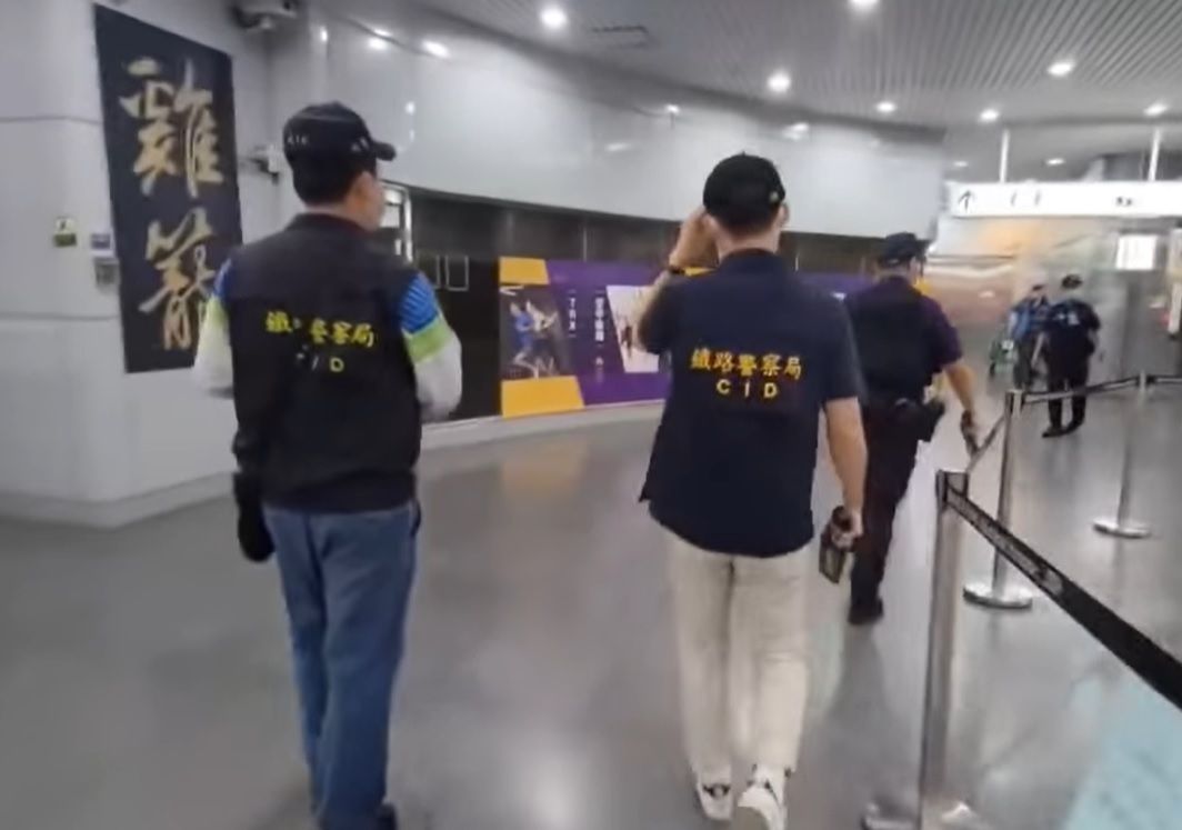 ▲24日上午，台鐵局旅客諮詢系統接獲「炸彈恐嚇留言」，文中寫道有8顆炸彈案裝在基隆火車站，提及「下午3點25分準時引爆」等字眼，鐵路警察局隨即派員前往巡檢，目前尚未發現可疑物品。（圖／翻攝畫面） 