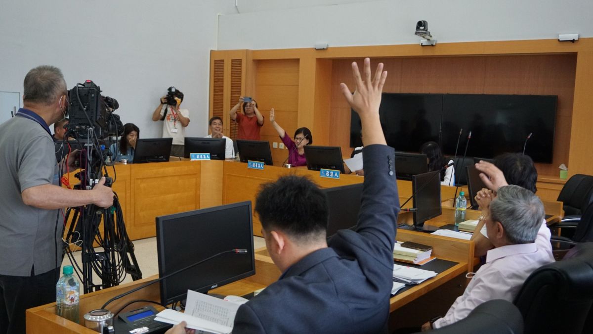 ▲中市府經發局提案「消費金喜送」3.5億追加預算案，現場藍綠議員意見爭論不休，最後採表決(圖／柳榮俊翻攝2023.4.24)