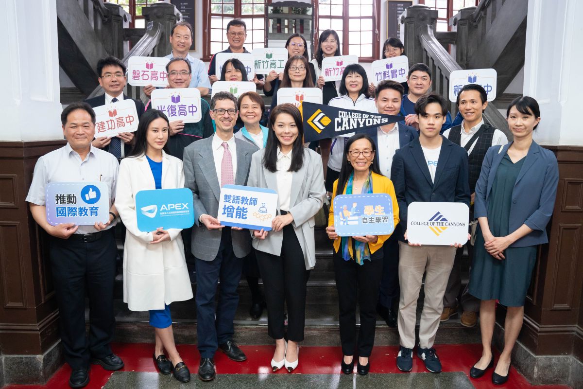 ▲新竹市政府與峽谷大學簽署國際線上學分GOL課程合作備忘錄，竹市多位高中校長及學校代表到場見證。（圖／新竹市政府提供）