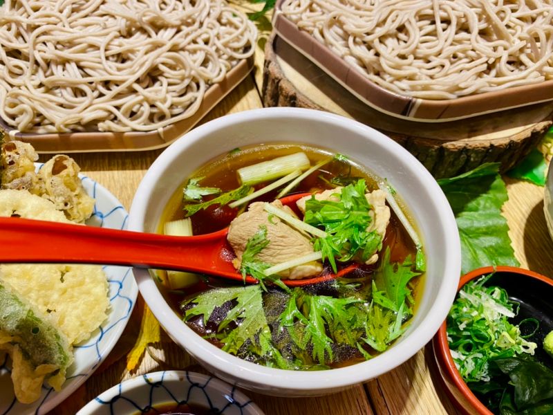 ▲「鴨南蠻蕎麥麵定食」吃得到二月半そば招牌「鴨南蠻蕎麥麵」。(圖/記者蕭涵云攝)