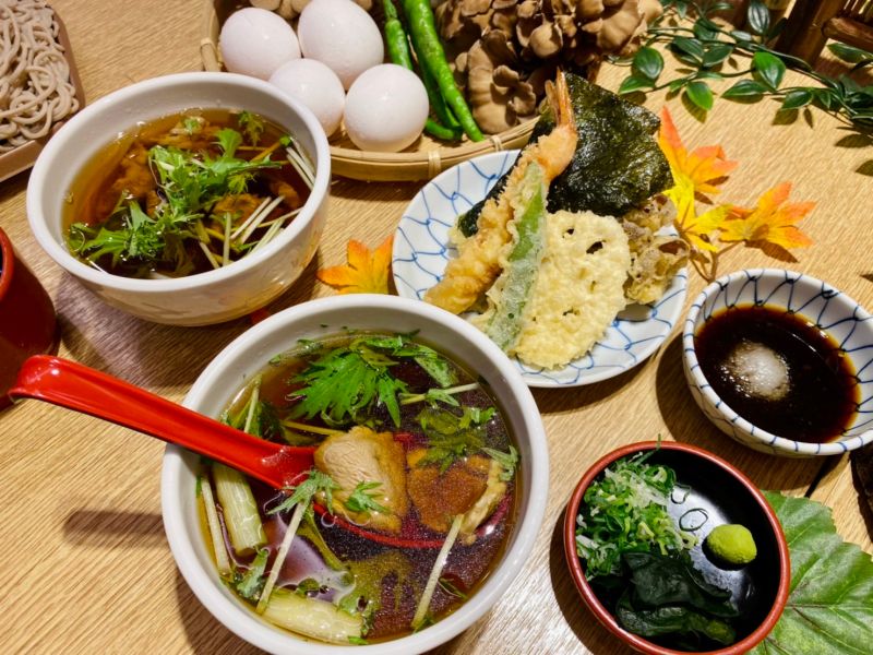 ▲金子半之助的精選天婦羅盛合,包括鳳尾蝦、日本舞菇、青龍、蓮藕、海苔。(圖/記者蕭涵云攝)