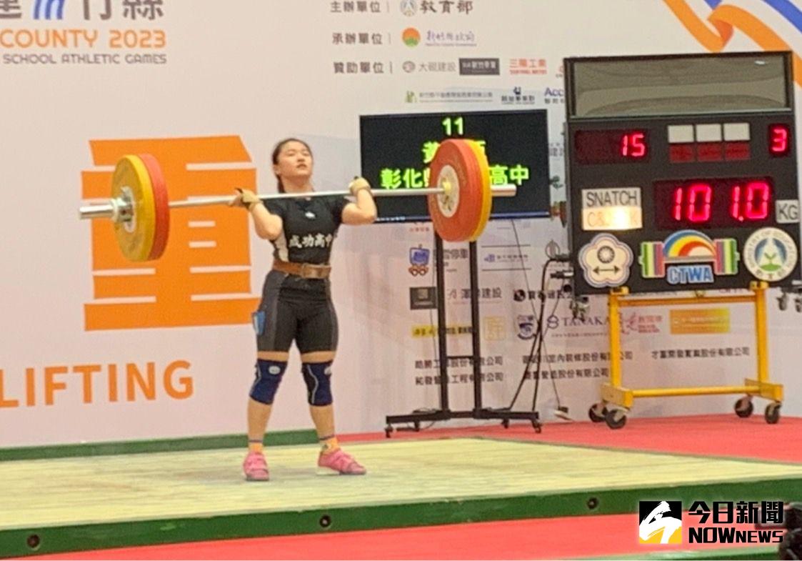▲黃宜甄在全中運高女舉重49公斤級，繳出抓舉76公斤、挺舉97公斤、總合173公斤，三破大會紀錄，同時也打破全國青少女三項紀錄。記者廖聿偉攝