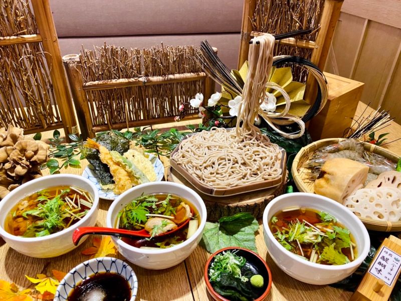 ▲搭配二月半そば蕎麦麺定食的三種熱湯新品,由左至右:「牛五花蕎麥麵定食」439元、「鴨南蠻蕎麥麵定食」499元、「野菇蕎麥麵定食」399元。(圖/記者蕭涵云攝)