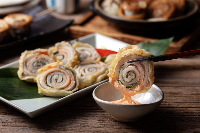 ▲鳥丈爐端燒季節限定「酥炸明太子白帶捲」260元,即日起至4/30,數量有限售完為止。(圖/慕里諾國際餐飲提供)