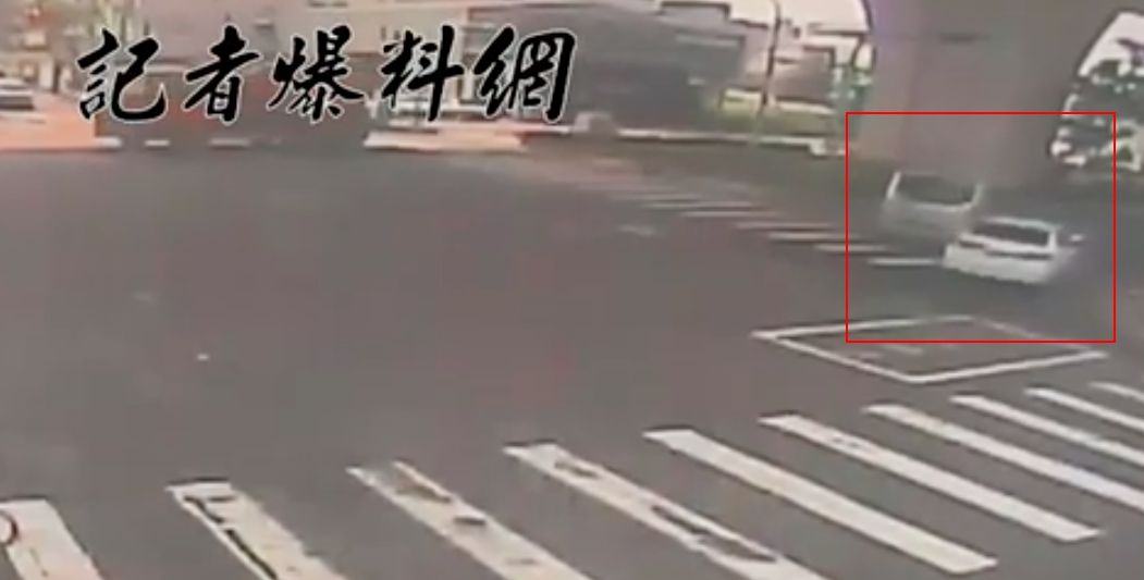 ▲台中慈濟醫院接駁車24日和另輛自小客車發生碰撞事故。（圖／翻攝自記者爆料網）