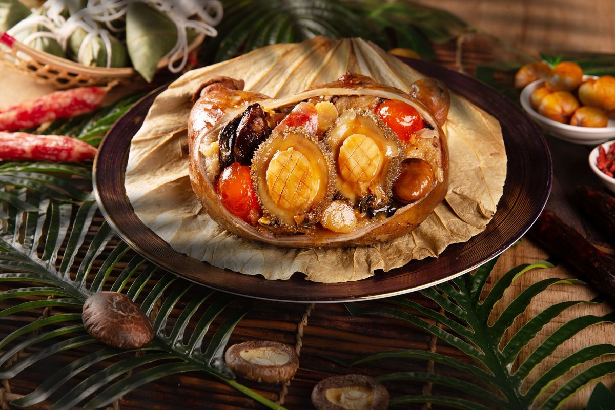 ▲台北萬豪推出重達1公斤的豪奢款「八寶福袋粽」，以豬肚塞入鮑魚等各式奢華用料，先炸過後再裹上粽葉炊蒸製成。（圖／台北萬豪提供）