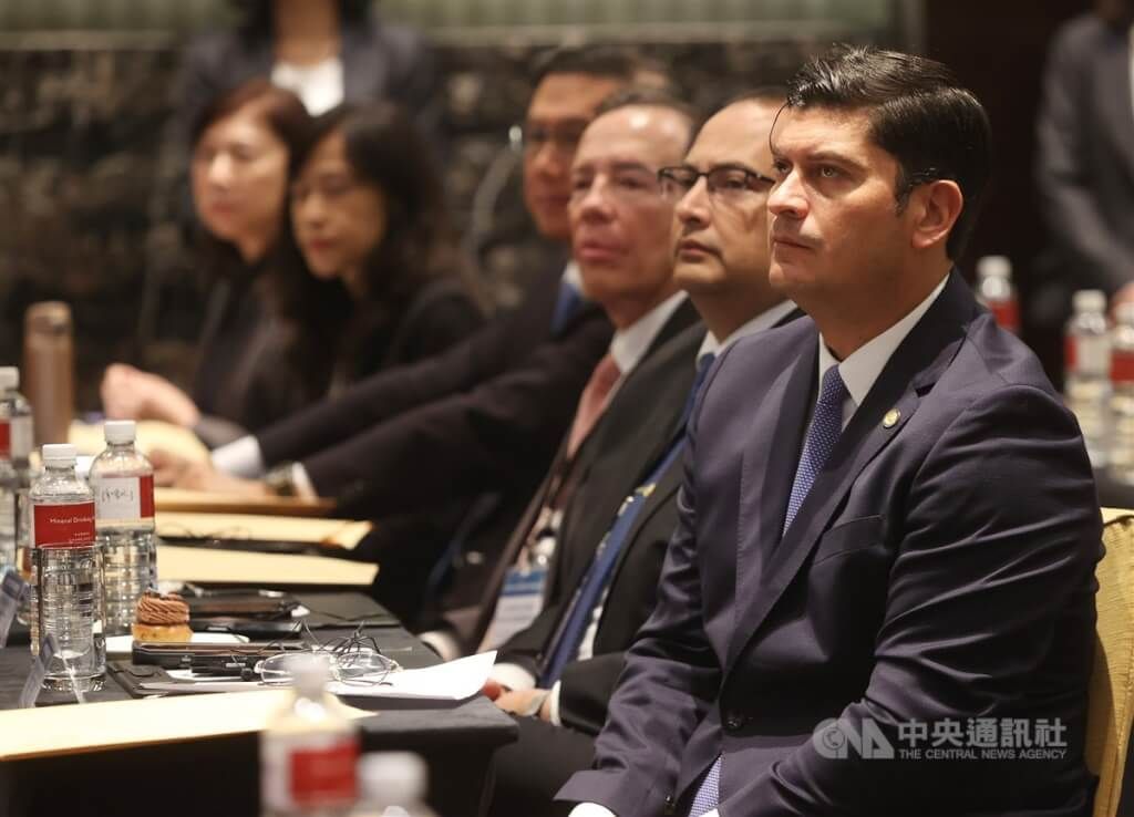 ▲瓜地馬拉經濟部長羅薩雷斯（右）在台北舉辦的投資說明會上告訴路透社，他的國家和台灣之間沒有債務問題，但確實希望擁有更平衡的貿易關係。中央社記者鄭傑文攝 112年4月24日