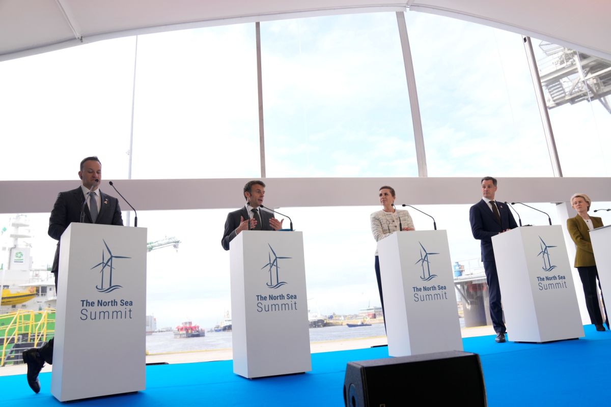 ▲歐洲北海沿岸9個國家24日召開北海高峰會，與會領袖矢言加速擴大建置離岸風電、打造北海成為全球最大發電廠，盡快使風力發電機、電池等設備材料脫離對極權政體的依賴。（圖／美聯社／達志影像）