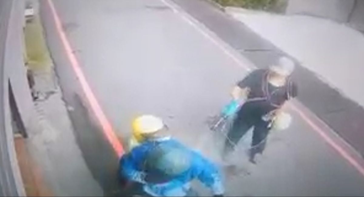 ▲詹翁突然對謝男父子狂噴汽油。（圖／翻攝爆料公社）