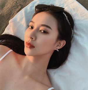 ▲與ØZI傳緋聞的模特兒Jane Chen，長相神似中國女星Angelababy（楊穎）。（圖／翻攝自IG＠janechen__）