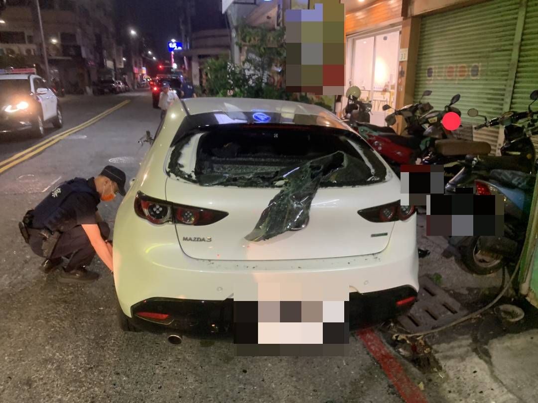▲不滿前女友移情別戀男率眾砸車毆情敵，苓雅警獲報後火速逮人送辦。（圖／記者郭凱杰翻攝）