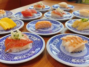 ▲前排左起：「胡麻油醃漬鮪魚」、「炙烤明太子鮮蝦」，皆為40元。（圖／藏壽司提供）