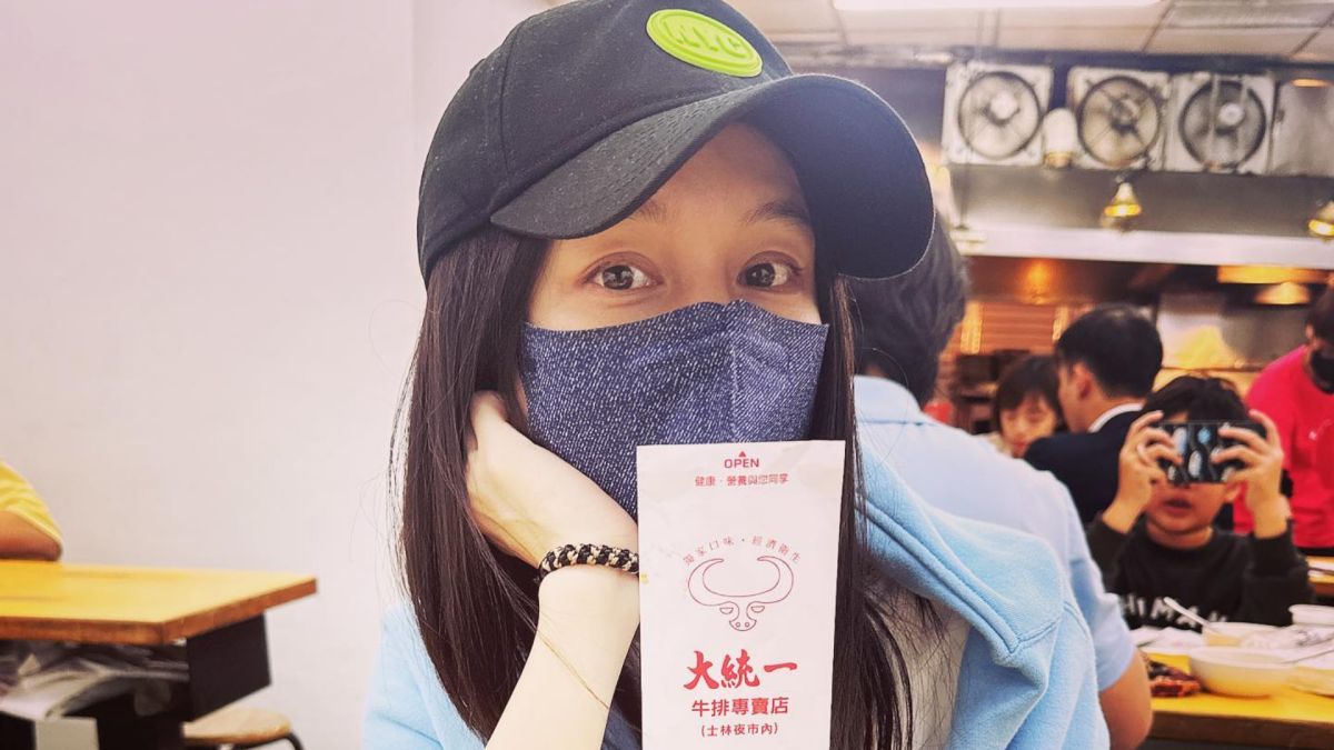 ▲超愛吃牛排的徐若瑄，日前現身士林夜市，雖然裝扮低調仍藏不住明星氣質，讓粉絲驚訝直呼：「竟然沒有被認出來！」（圖／翻攝徐若瑄FB）