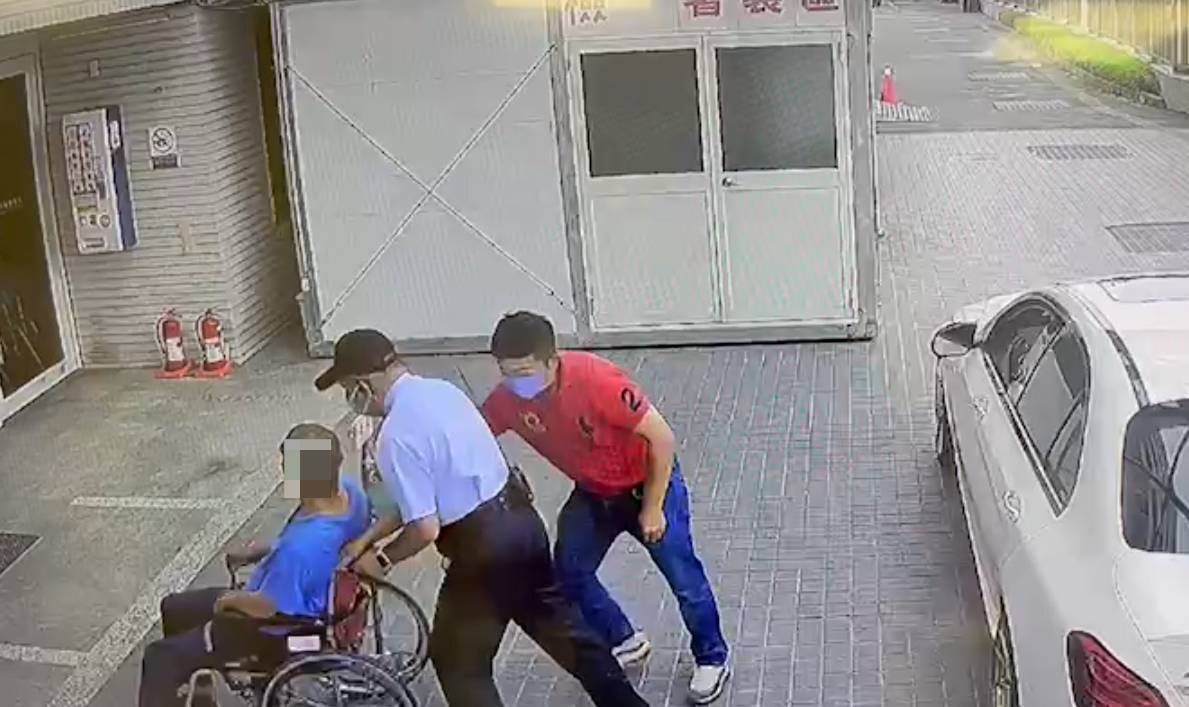 ▲副所長疑似腦中風，警友站長火速開車載往亞大醫院急診室搶救。（圖／翻攝畫面）