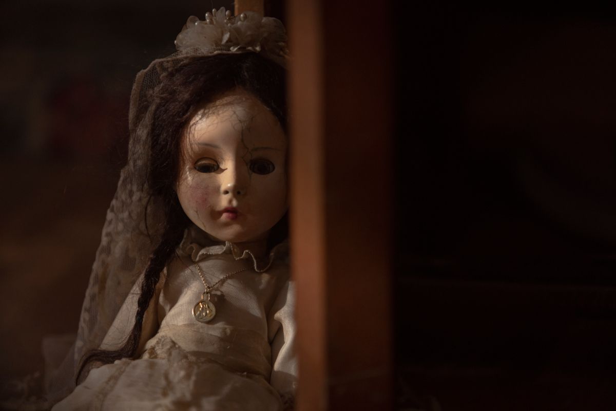 ▲女主角莎拉亂撿《駭人骨娃娃》鬼娃莫妮索，誤觸禁忌慘遭索命。（圖／威視電影提供）