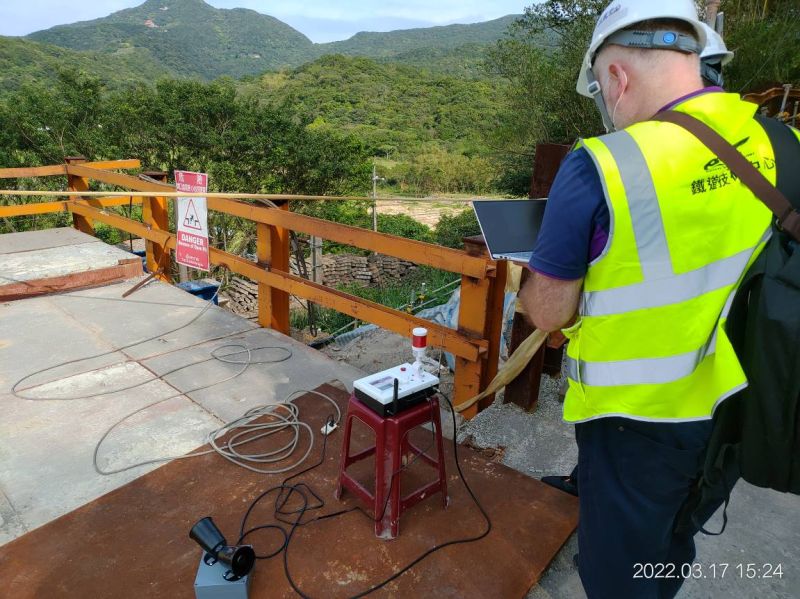 ▲台鐵引進電子輔助瞭望員，增進臨軌工程安全。圖為廣播收發器的安裝及測試。（圖／台鐵局提供）